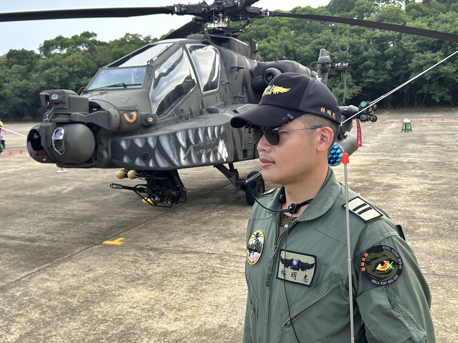 「國防知性之旅-湖口營區開放」活動，首度披上罕見的橘眼虎斑紋鯊魚嘴塗裝AH-64E攻擊直升機  