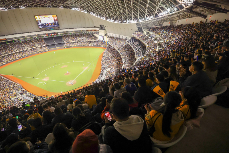 【快訊】讀賣巨人戰兄弟滿場 37890人進場 締造台灣棒球史紀錄