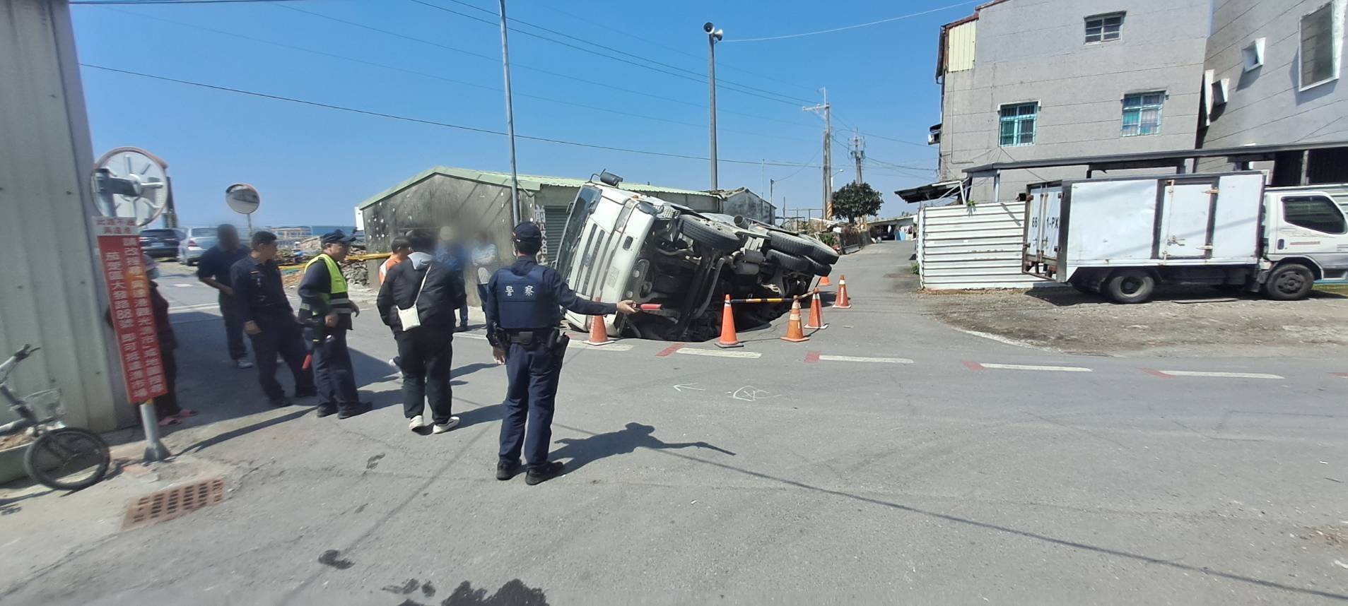 路竹巷弄內路面塌陷 湖警速達現場協處 現場無人受傷