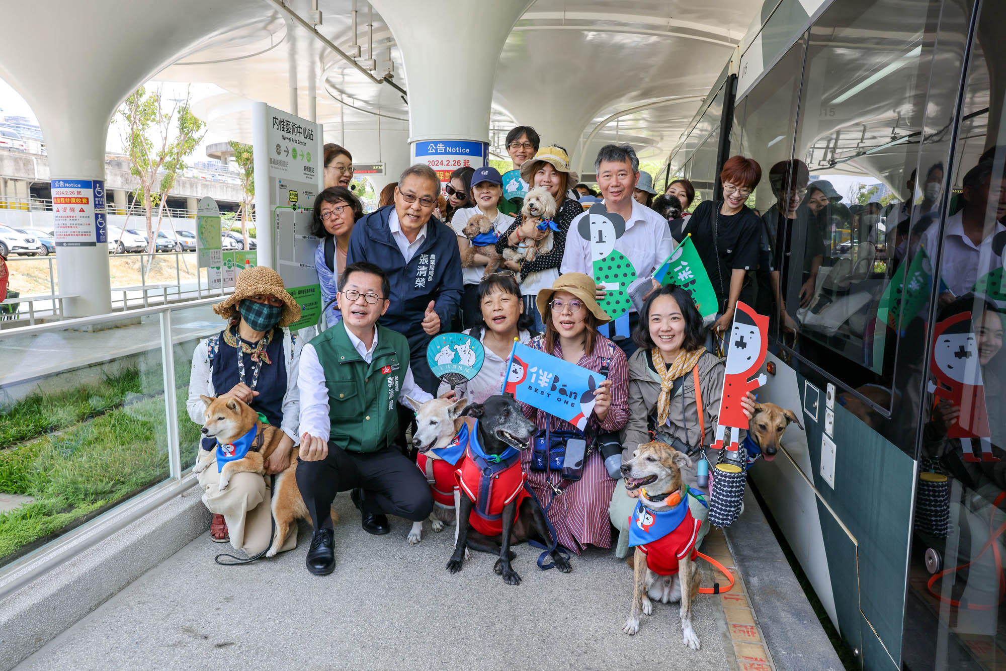 高市首创「狗狗艺文轻旅行」 带毛孩搭轻轨看展览!