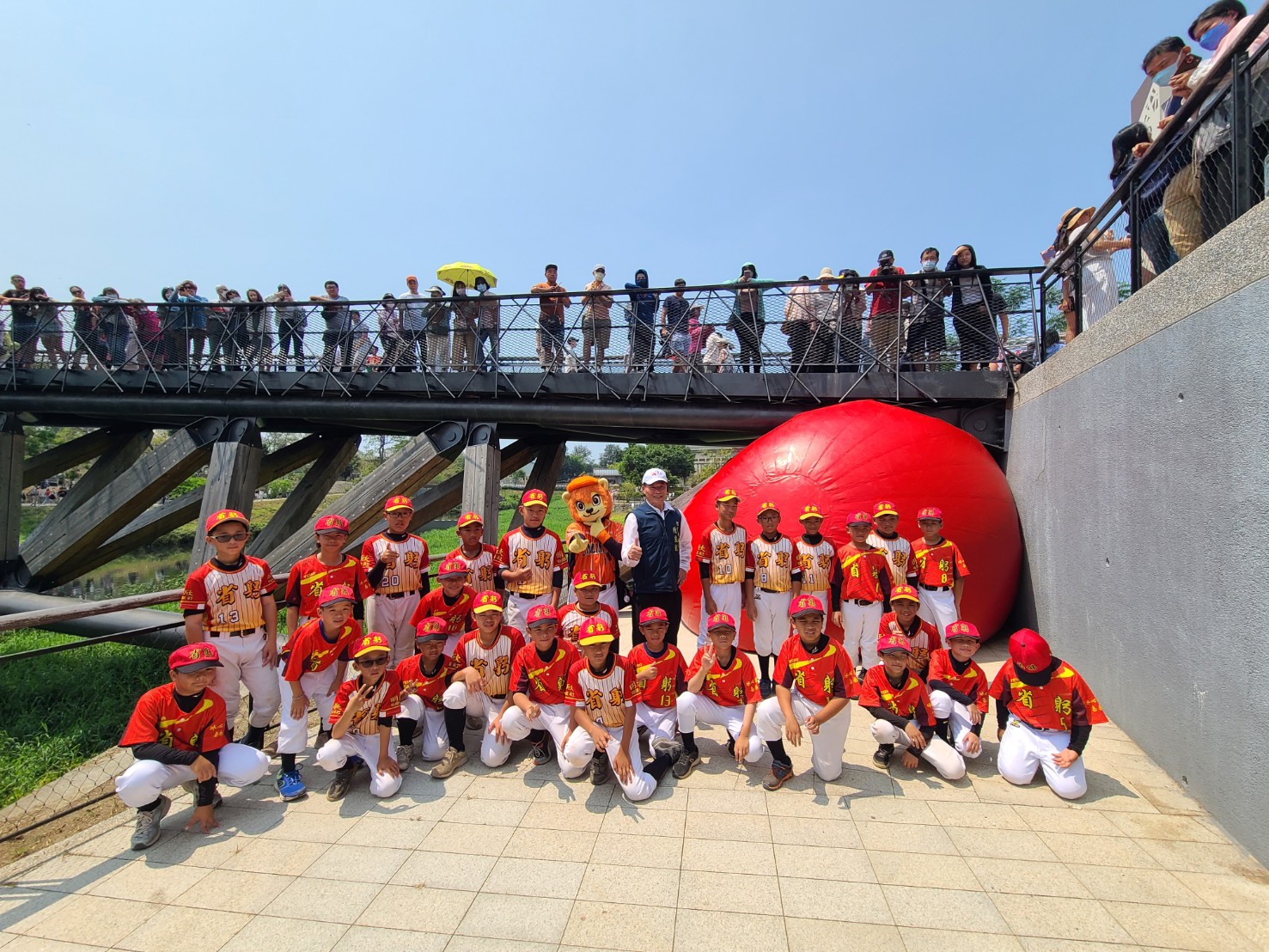 紅球降臨竹溪公園月見橋  南市體育局陳良乾局長帶領臺南棒球隊擊出紅不讓