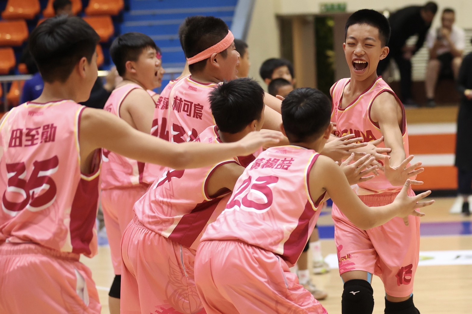 高雄再抱全國小籃賽冠軍盃 龍華國小男籃全國乙組奪冠
