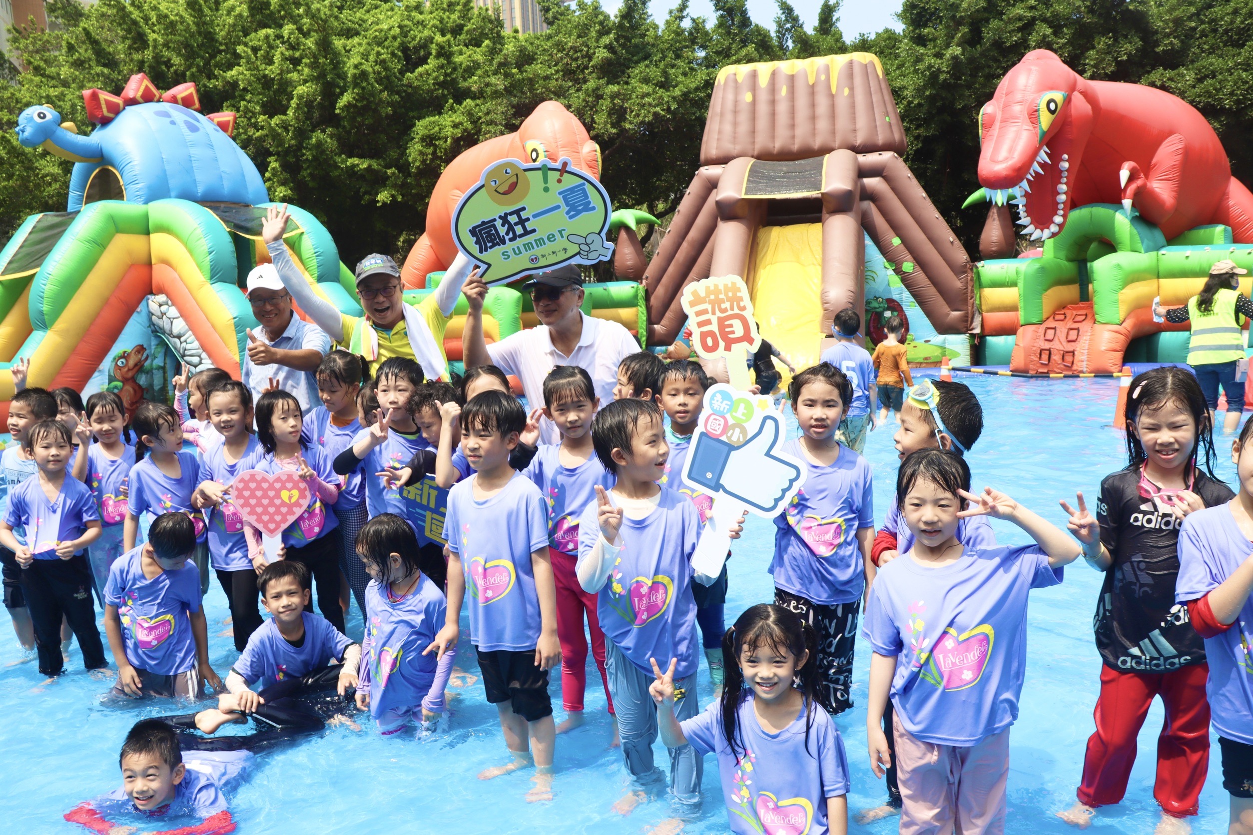 把儿童节放大18倍 何爷爷在新上国小打造全国最大校园场气垫乐园