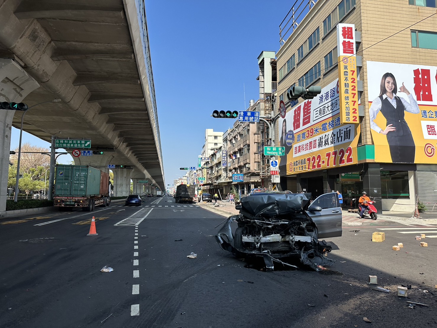 大貨車超車釀禍 波及行車及路旁車輛與電線桿