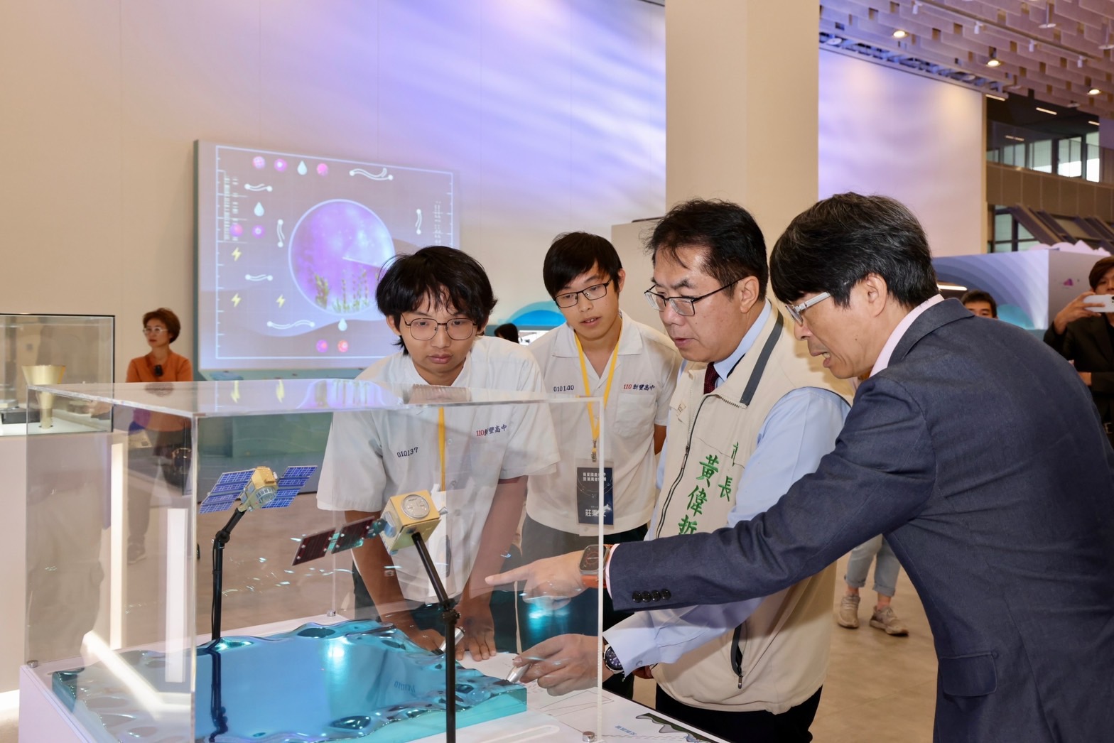 参观沙仑科学城周年成果展 南市长黄伟哲与中央携手发展先进科技