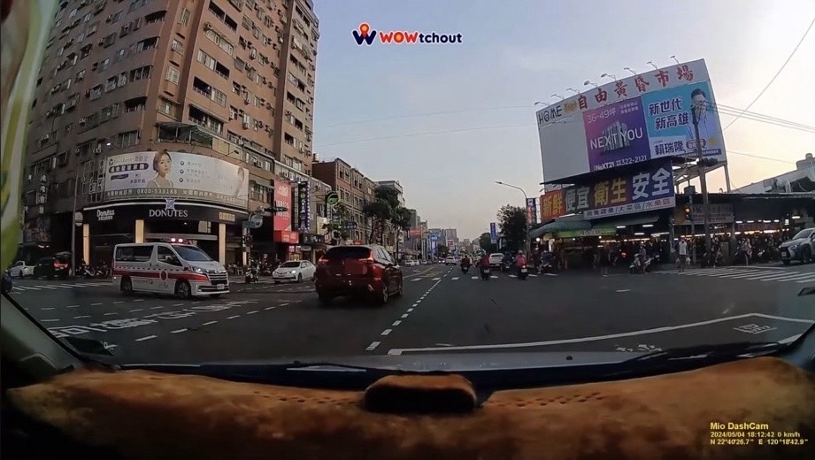 自小客路口未禮讓救護車 左營警依法舉發 3 0 1
