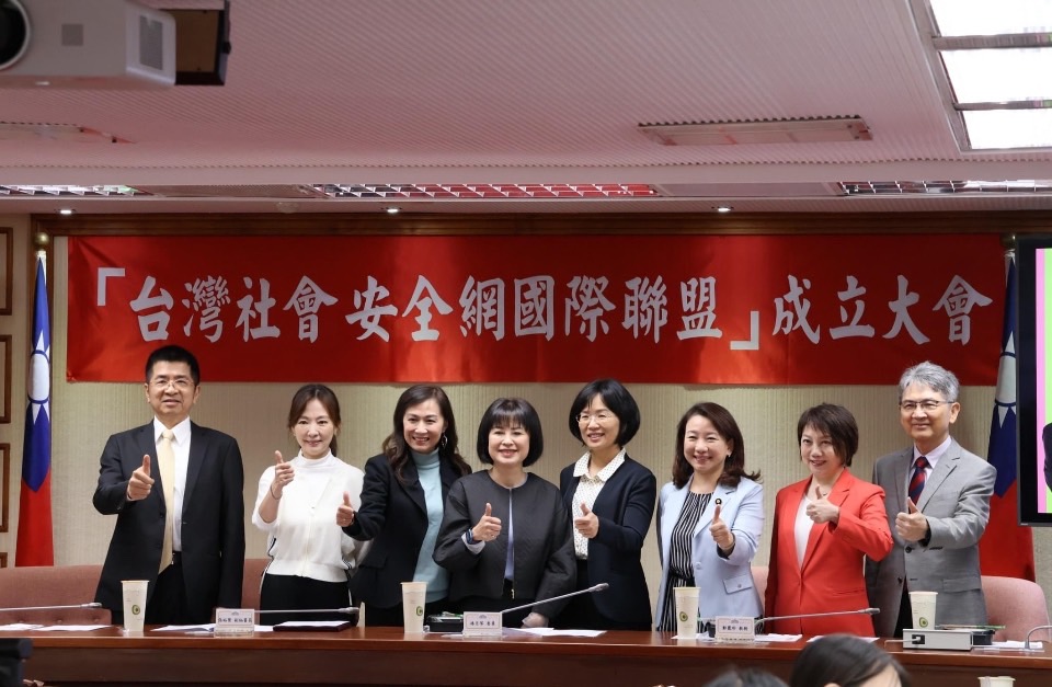 民进党委员林月琴等揪民间团体13日于立院成立「台湾社会安全网国际联盟」