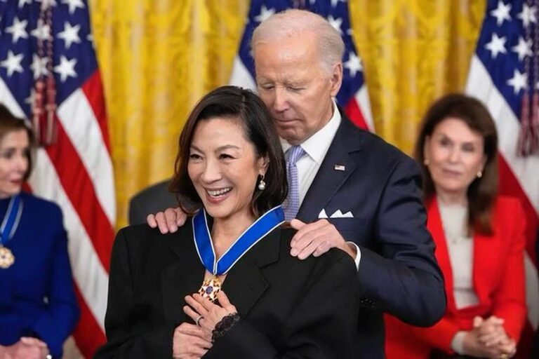拜登授予杨紫琼「总统自由勋章」 却念错她的名字