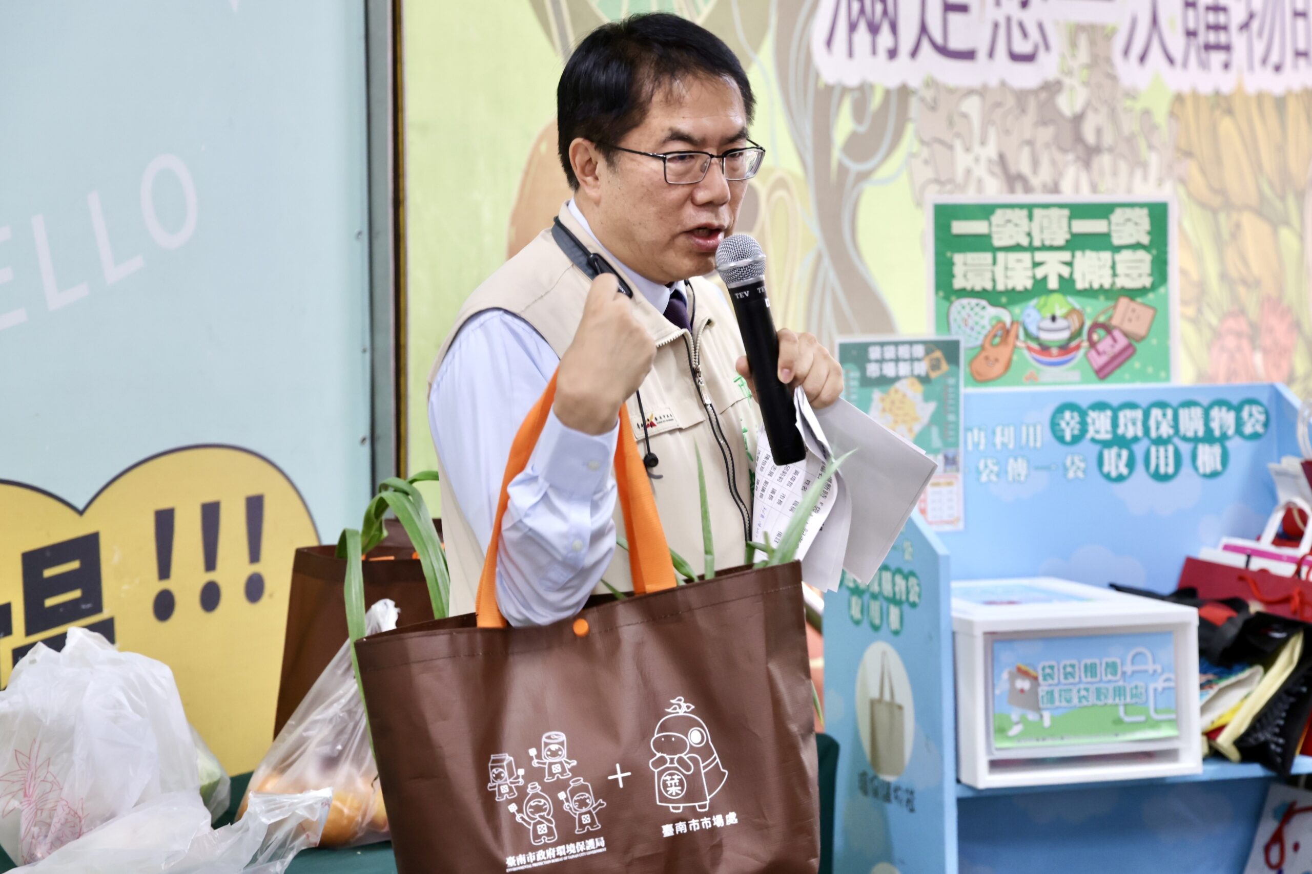 台南市场新时「袋」  黄伟哲号召民众响应「少用、自备、再使用」减塑妙招 